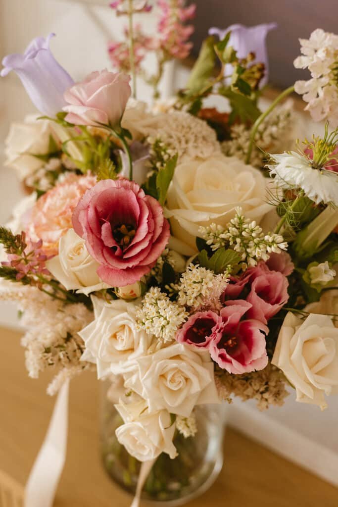 Bouquet de mariée contenant des fleurs couleurs blanches, rose et lavande