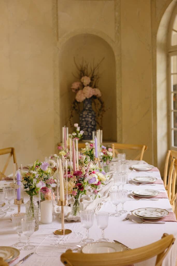 Composition florale de centre de table dans le thème Bridgerton