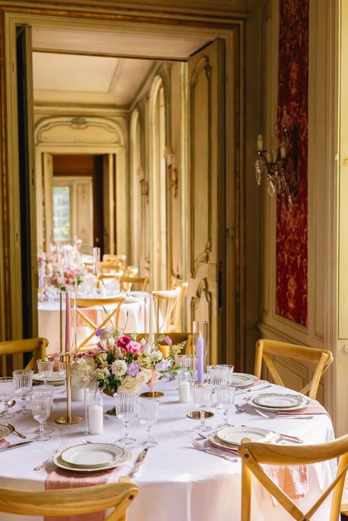 Composition florale de centre de table dans le thème Bridgerton