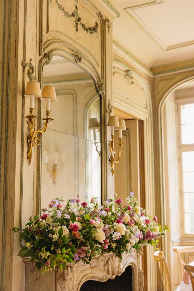 Décoration florale sur la cheminée du château des jardins de Bougainville