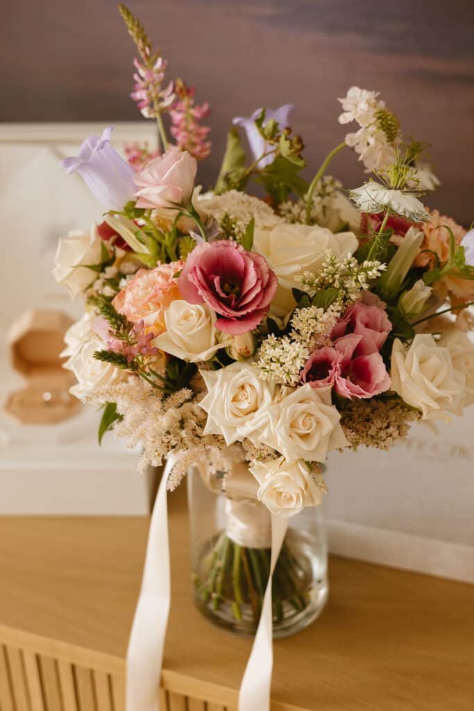 Bouquet de mariée contenant des fleurs couleurs blanches, rose et lavande