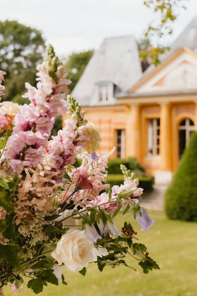 Grande composition florale devant le château des jardins de Bougainville