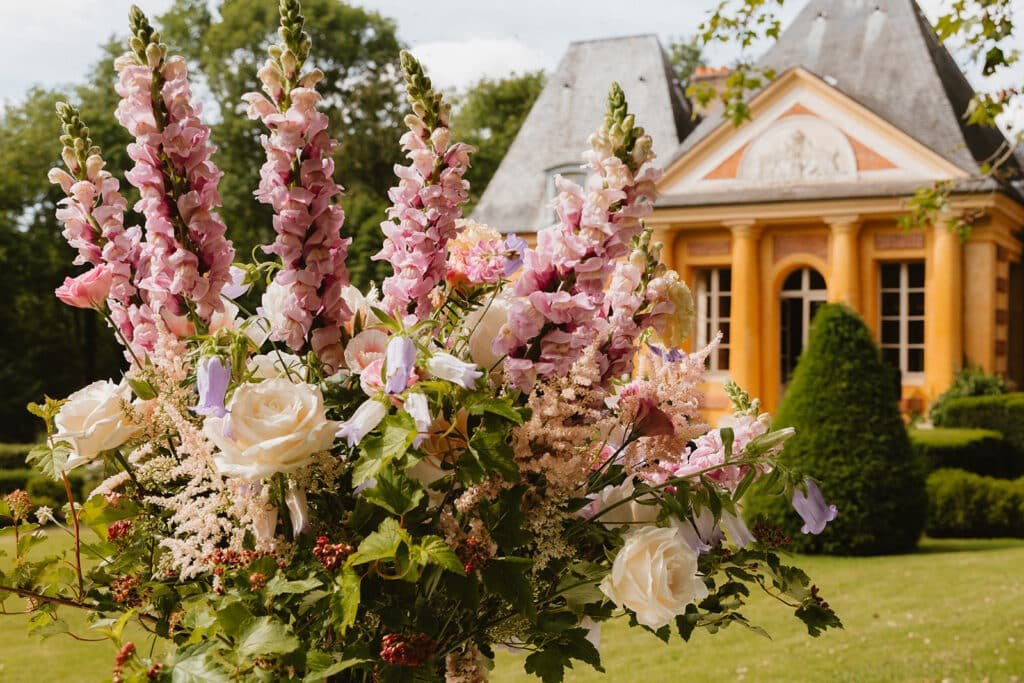 Grande composition florale devant le château des jardins de Bougainville