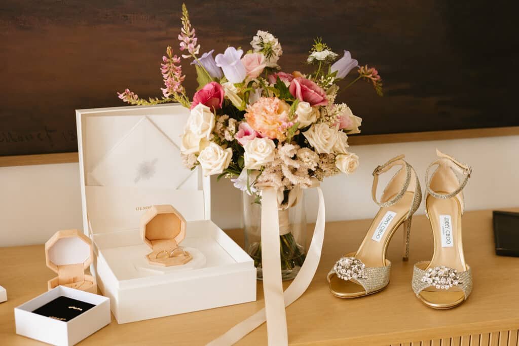 Bouquet de mariée contenant des fleurs couleurs blanches, rose et lavande