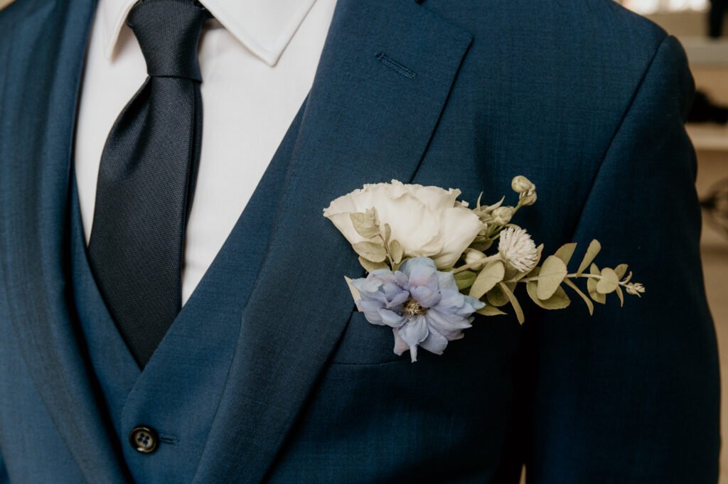 Boutonnière pochette pour le mariée