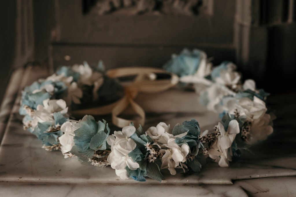 Couronne de fleurs stabilisées bleues et blanches