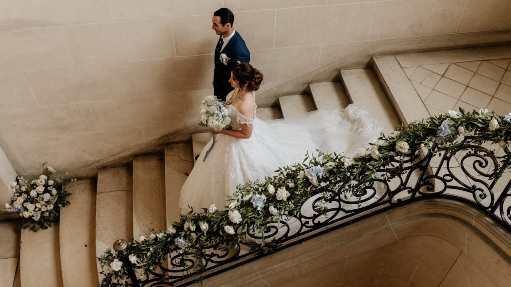 Escalier-Decoration florale mariage C et F-Chateau de Lesigny (9)