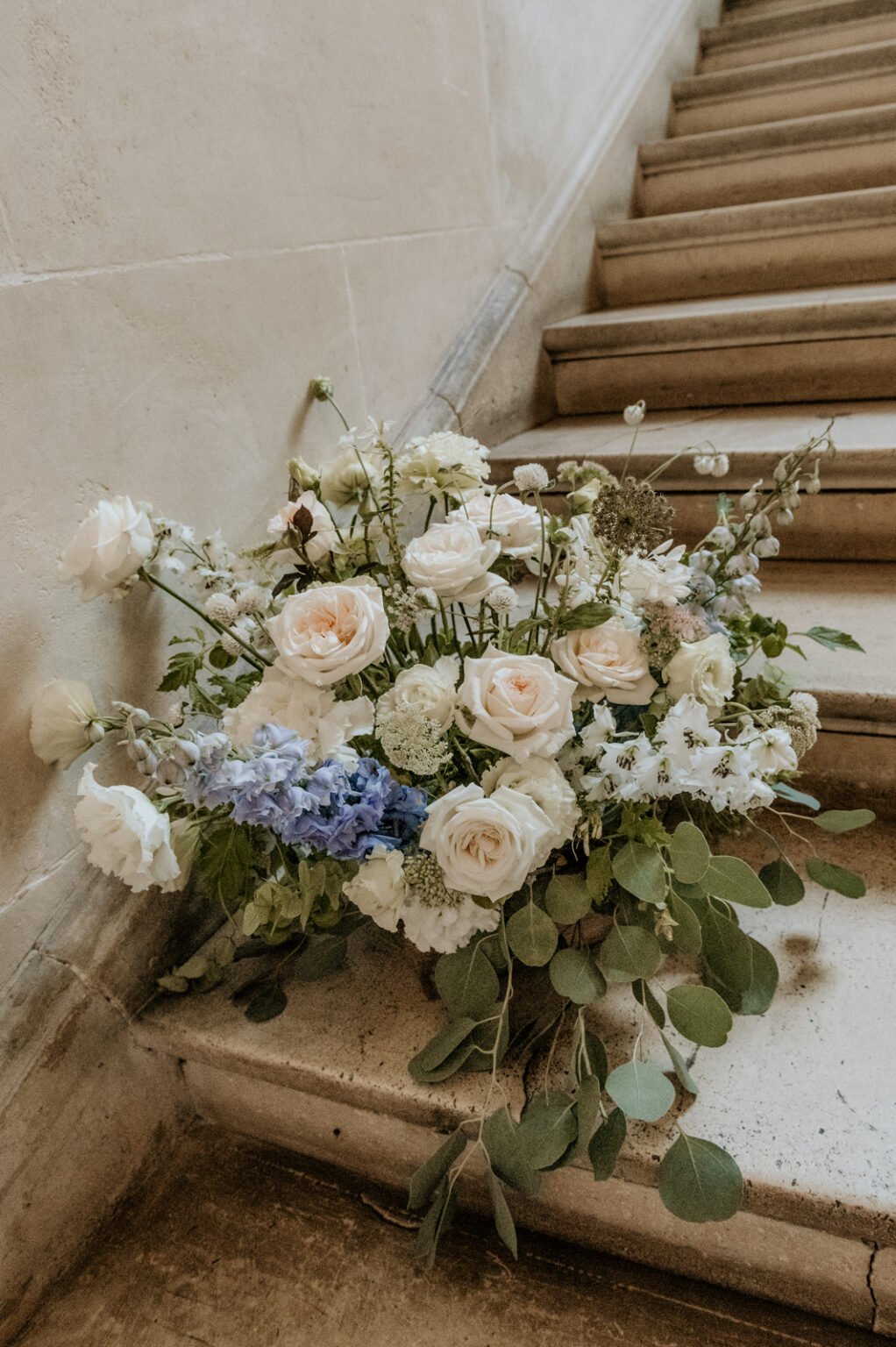 Composition florale sur les marches de l'escalier du chateau de Lesigny