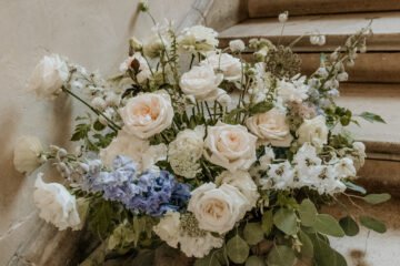 Composition florale sur les marches de l'escalier du chateau de Lesigny