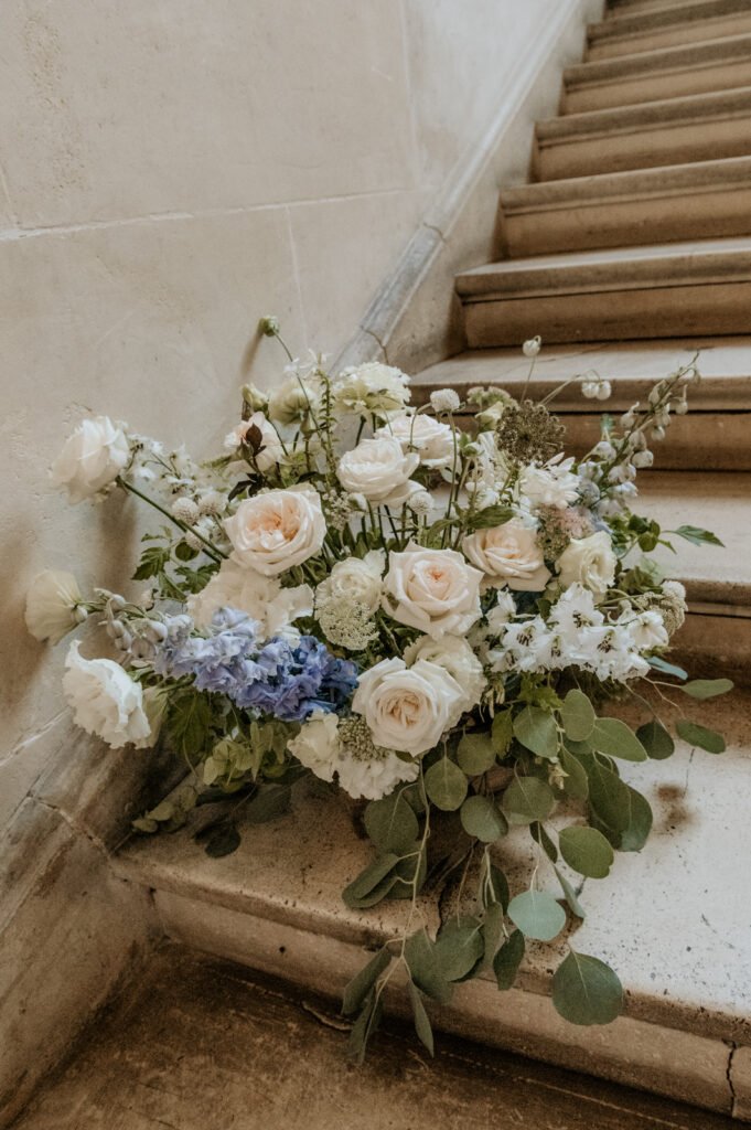 Composition florale sur les marches de l'escalier du chateau de Lesigny