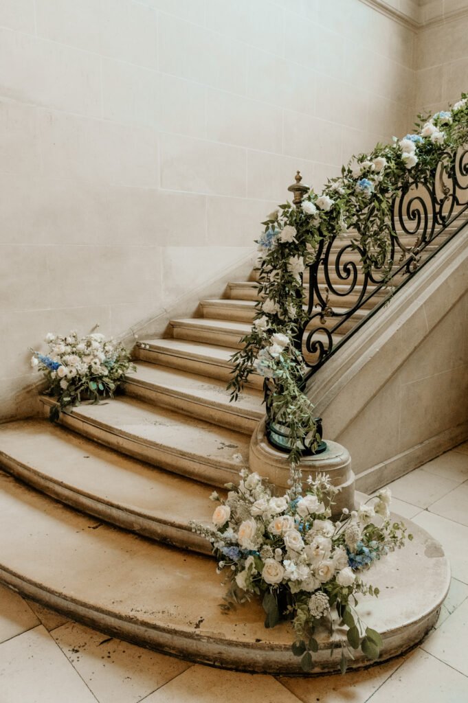 Escalier du chateau de Lesigny avec decoration florale