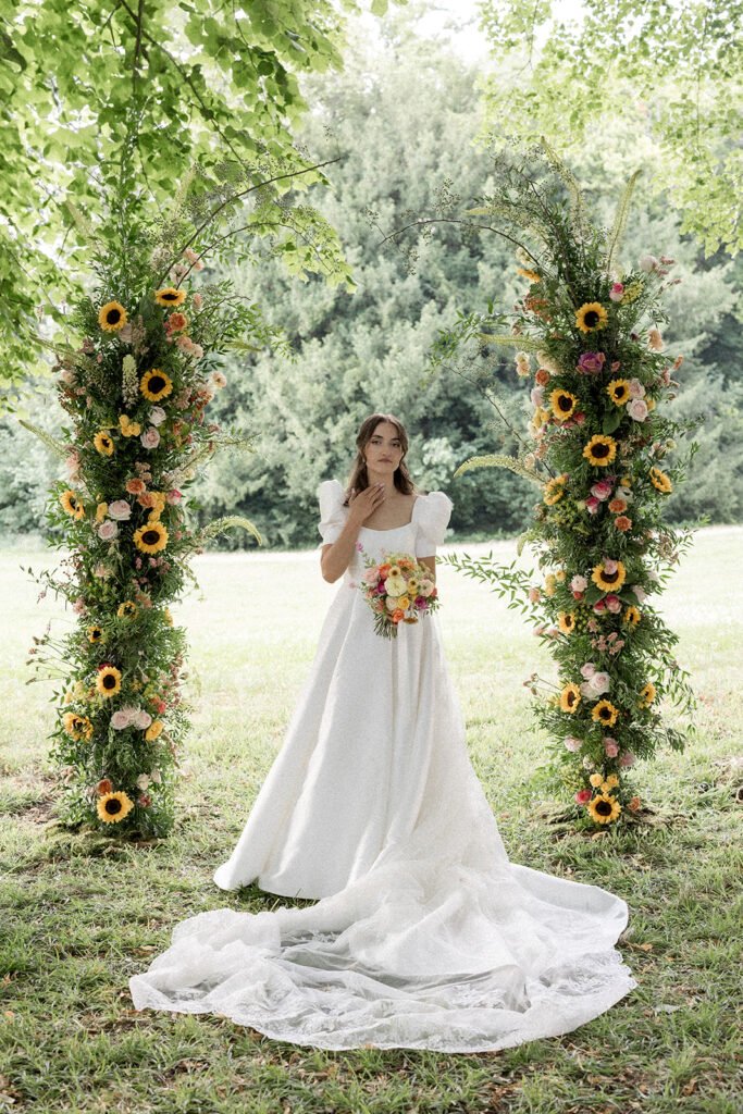 Arche de mariage avec des fleurs d'été colorées
