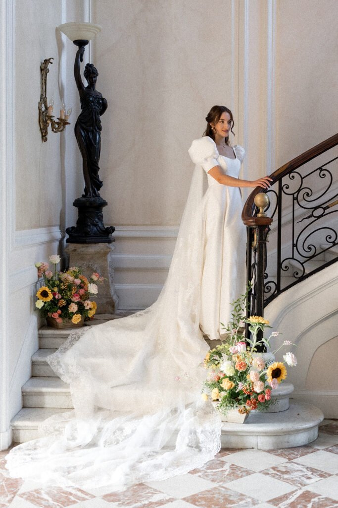 La mariée dans l'escalier du chateau de Santeny