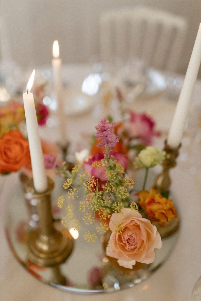 Centre de table pour mariage avec miroir et bougeoirs en laiton vintage