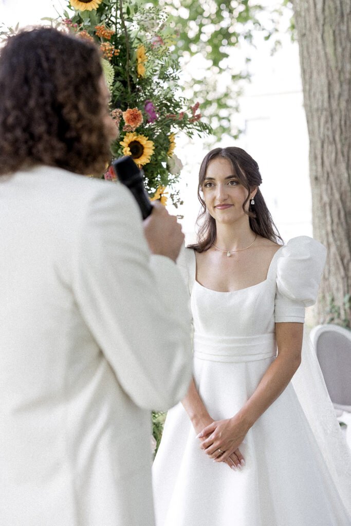 La mariée devant l'arche de cérémonie