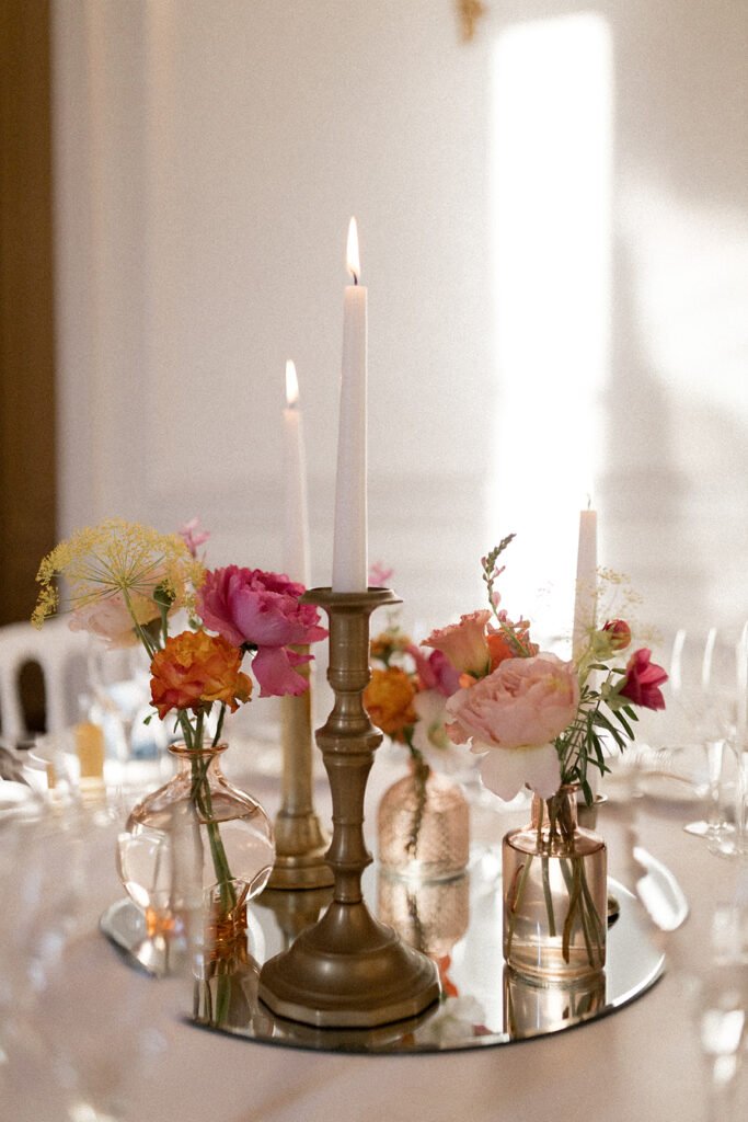 Centre de table pour mariage avec miroir et bougeoirs en laiton vintage