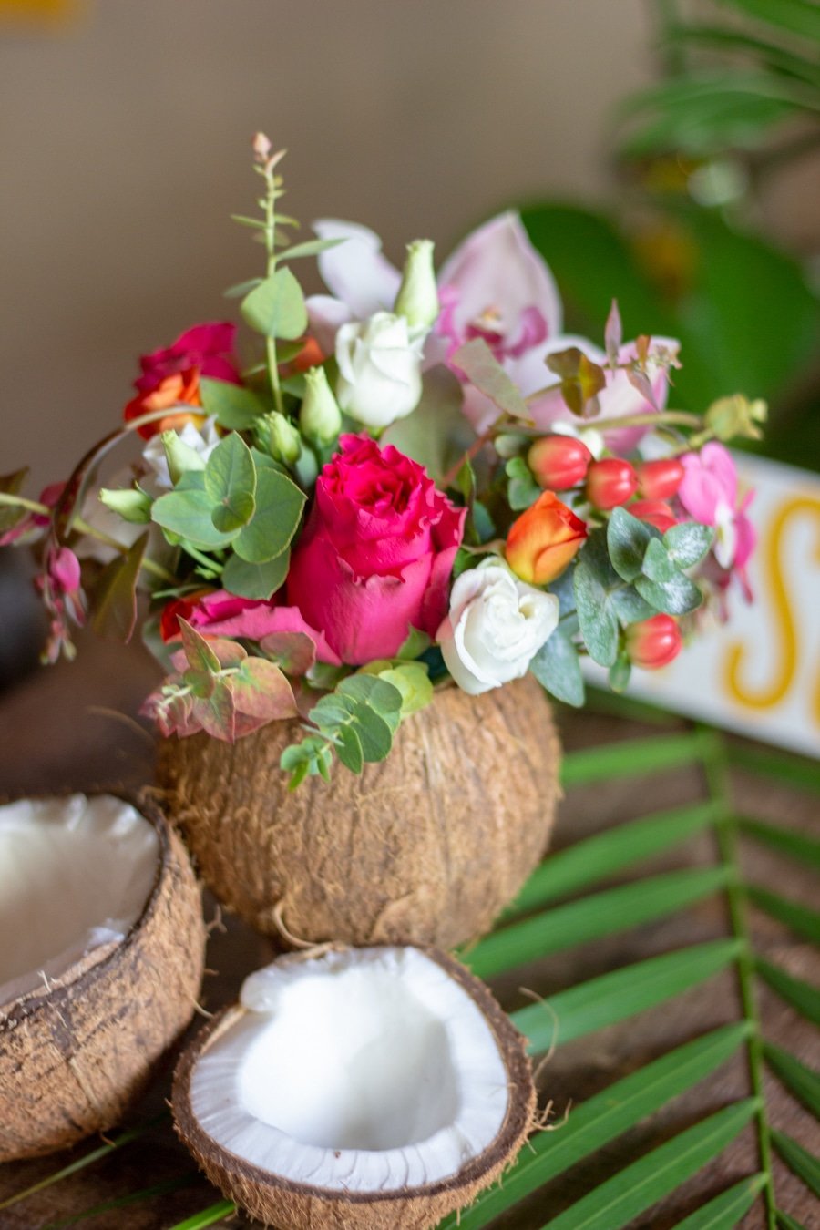 Coconut with flowers - tropical Decor - Le Jardin d'Audrey - Event Florist Paris France