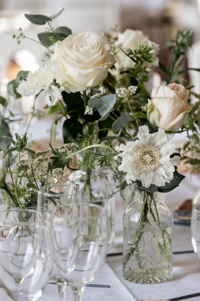 Centre de table fleurs blanches - Le Jardin d'Audrey - Fleuriste mariage Paris_Photo Keith Flament_1