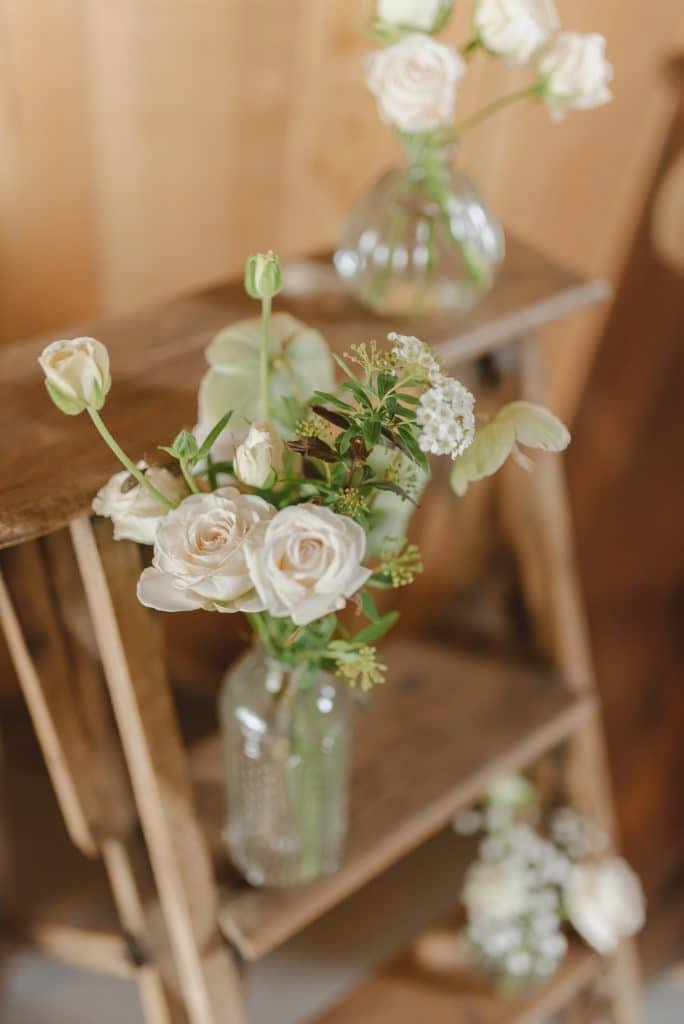 Bud vase on wooden vintage step ladder. Le Jardin d'Audrey- Paris Sustainable Florist. Photographe : Naïs et Isaac