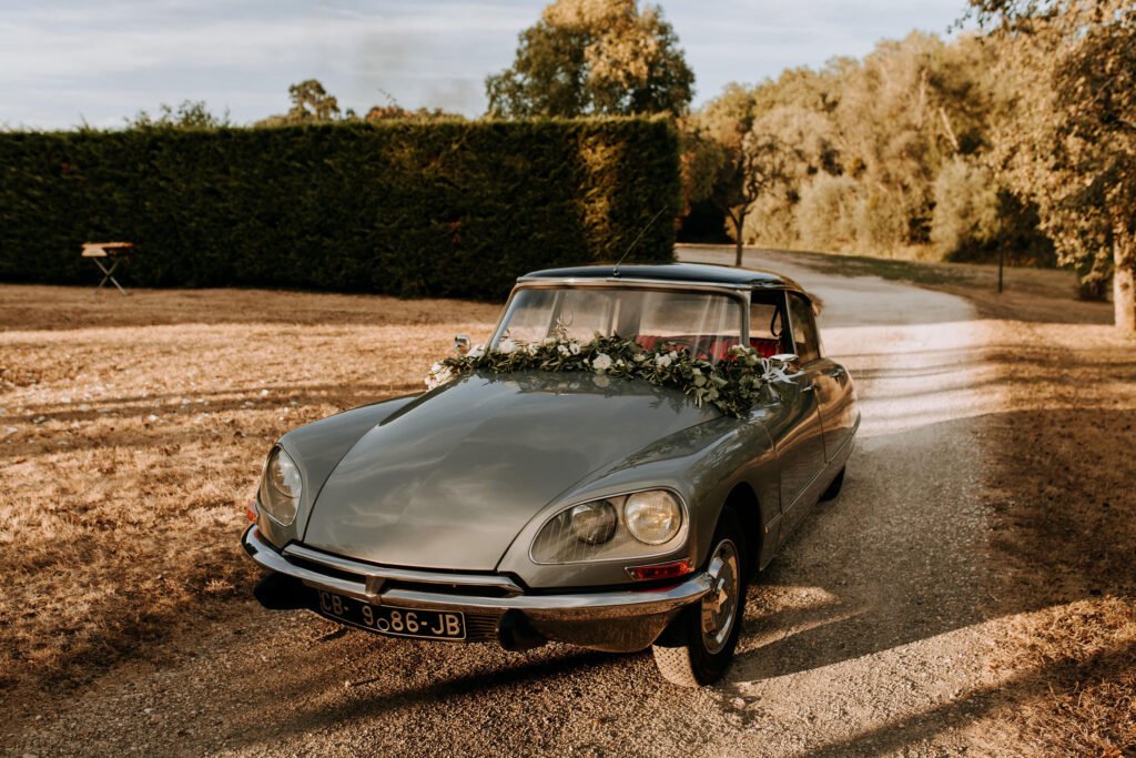Voiture des mariés - Le Jardin d'Audrey - Fleuriste mariage Paris_Photo Anaïs Bizet