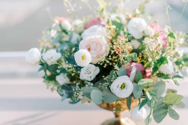 Wedding floral arrangement for centerpiece